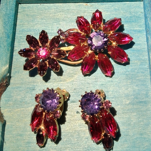 Vintage Jewelry - Vintage Gold and Purple Floral Brooch Set